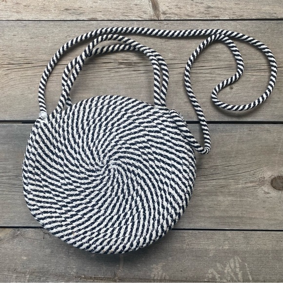 Round Black White Purse - Picture 1 of 4